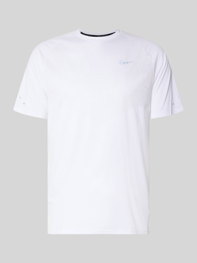 Produktfoto, weißes Herren Funktionsshirt mit Logo und Rundhalsausschnitt Modell 'Stride' von NIKE TRAINING, Regular Fit, glatte Textur