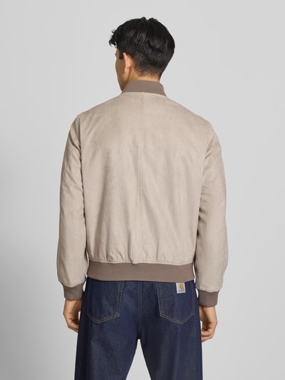 Männermodel trägt Bomberjacke in Leder-Optik mit Stehkragen von Jack & Jones in Beige, Regular Fit, Detailansicht Rückansicht.