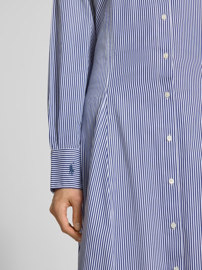 Frauenmodel trägt Tailliertes Freizeitkleid aus reiner Baumwolle von Polo Ralph Lauren mit blauen und weißen Streifen, Nahaufnahme Oberkörper, Damen Freizeitkleid von Polo Ralph Lauren