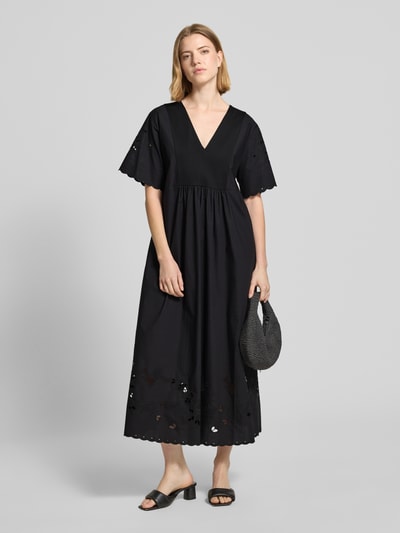 Vrouwenmodel draagt vrijetijdsjurk uit puur katoen model 'TARTUFO' van Weekend Max Mara, effen zwart, broderie details, maxilengte, V-hals, jurk met korte mouwen, rechte zoom, jersey en popeline materiaalverwerking, Ganzkörperansicht von voren.