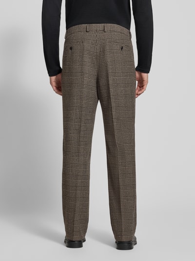 Männermodel trägt Anzughose im Allover-Look mit Bügelfalten von MCNEAL, dezentes Karomuster, Regular Fit, Ganzkörperansicht Rückansicht.