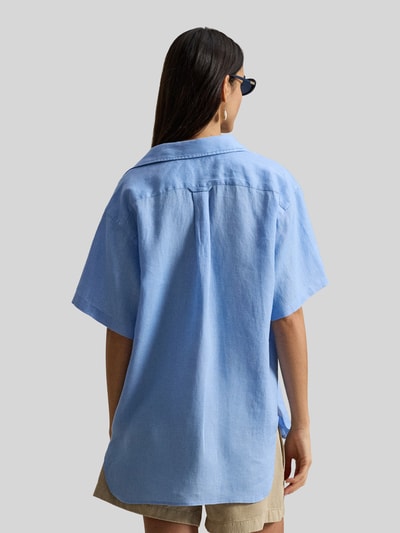 Männermodel trägt Oversized Hemdbluse aus reinem Leinen von Polo Ralph Lauren, efekt: jednolity kolor, krój oversized, kołnierzyk koszulowy, wyhaftowane logo, pas na plecach z loop, krótki rękaw, wykończenie z rozcięciami po bokach, kieszeń na piersi, materiał: len; widok całej sylwetki z tyłu