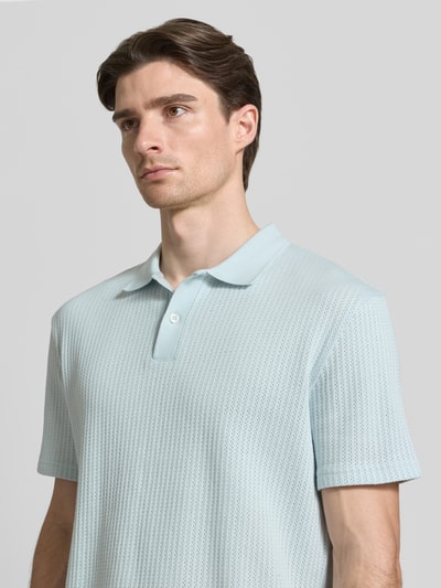 Męski model nosi Regular Fit Poloshirt aus Baumwolle Modell 'JASE' od Samsøe Samsøe, jasnoniebieska faktura, krój regular fit, bawełna, półzbliżenie górnej części ciała