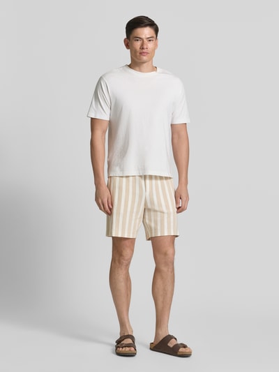 Männermodel trägt Regular Fit Shorts aus reiner Baumwolle von Marc O'Polo mit Optik:Allover-Muster, gestreift, Ganzkörperansicht von vorne.