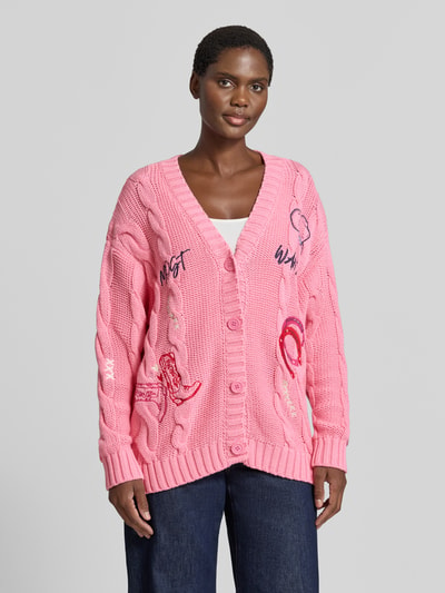 Vrouwenmodel draagt Cardigan met Motiv-Stitchings en V-hals van Milano Italy, katoenmix, loose fit, knoopsluiting, maat S; voorkant, close-up bovenlichaam.
