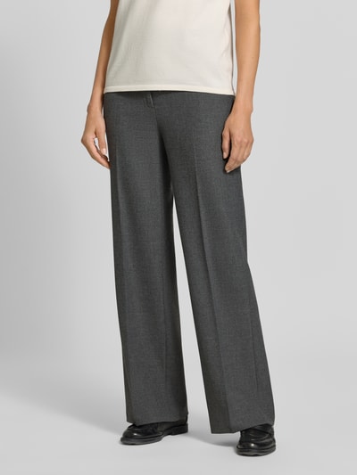 Frauenmodel trägt Regular Fit Weite Hose mit Viskose-Woll-Anteil Modell 'AMELIE' von CAMBIO in Grau, lockerer Schnitt, glatte Textur, Ganzkörperansicht von vorne, Damen Weite Hose von CAMBIO.