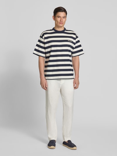 Männermodel trägt Leinenhose mit Eingrifftaschen Modell 'Pandrup' von Casual Friday, Reines Leinen, Regular-Fit, helle Farbe, Ganzkörperansicht von vorne