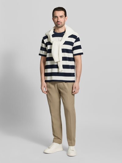 Männermodel trägt Oversized T-Shirt mit Rundhalsausschnitt von Lindbergh, Streifenmuster in Blau-Weiß, reine Baumwolle, Ganzkörperansicht von vorne.