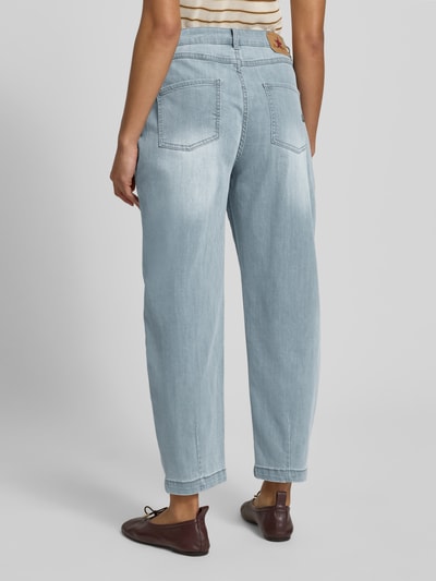 Frauenmodel trägt Barrel Fit Jeans im Used-Look Modell 'Ballon' von Buena Vista, Baumwoll-Mix mit Viskose, hellblauer Denim, Eingrifftaschen, Ganzkörperansicht Rückansicht.