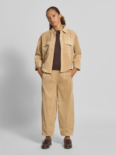 Frauenmodel trägt Loose Fit Hemdbluse mit Pattentaschen Modell 'Ferrell' von OPUS, beige, samtige Textur, Ganzekörperansicht von vorne, Damen Hemdbluse von OPUS.