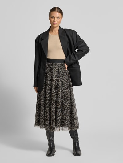 Frauenmodel trägt Midirock mit Allover-Animal-Print von Zero, leichte A-Linie, elastischer Bund, blickdichter Unterrock, Ganzkörperansicht von vorne.