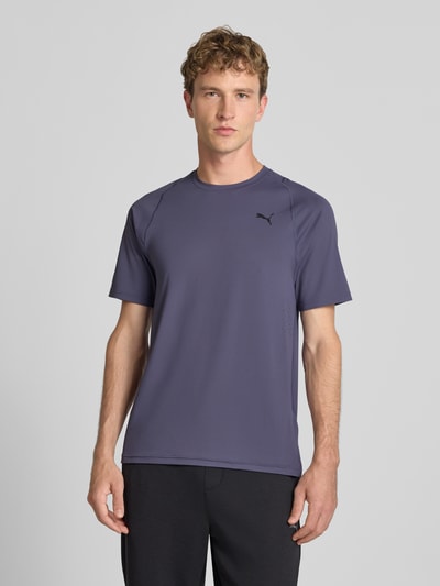 Männermodel trägt Regular Fit Sport-T-Shirt mit Logo-Print Modell 'M PWRMODE' von PUMA in dunklem Lila, glatte Textur, Nahaufnahme Oberkörper, Herren Sport-T-Shirt von PUMA Performance.