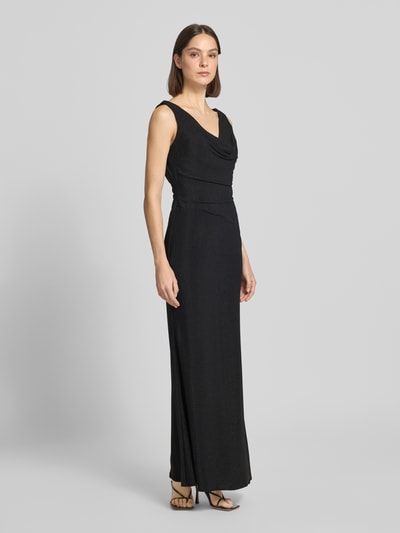 Modelka nosi Abendkleid mit Wasserfall-Ausschnitt von Laona, czarny, krój slim fit, długość maxi, marszczenia, tylne sznurowanie, długość pleców w rozmiarze 36: 128 cm, szerokość w rozmiarze 36: 42 cm, gładka tekstura, pełen widok z przodu.