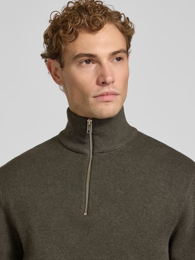 Männermodel trägt Slim Fit Pullover aus reiner Baumwolle Modell 'MILANO' von JACK & JONES in Strick-Optik, Nahaufnahme Oberkörper. Herren Pullover, Troyer-Kragen, reine Baumwolle, Slim Fit, Rückenlänge 73 cm, Ärmellänge 68 cm.