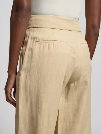 Frauenmodel trägt Wide Fit Stoffhose aus Viskose-Mix von Joseph in Beige mit Leinen-Viskose-Anteil, Gesäßtaschen, Detailaufnahme Rückansicht.