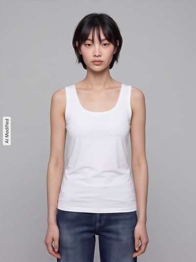Frauenmodel trägt Tanktop aus Baumwoll-Elasthan-Mix von OPUS, tailliert, Rundhalsausschnitt, weiß, Ganzkörperansicht von vorne, KI-modifiziertes Bild