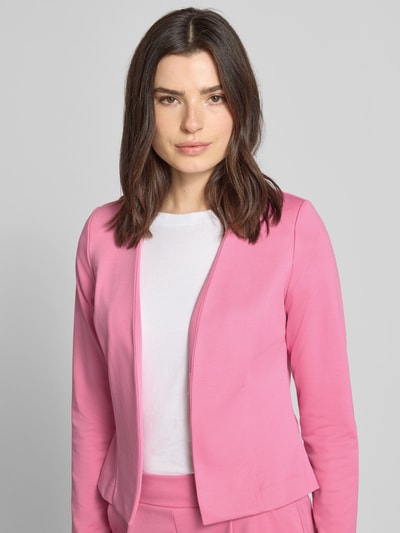 Frauenmodel trägt Slim Fit Blazer in offener Passform Modell 'KATE' von ICHI in Pink, Material-Mix mit Viskose-Anteil, Nahaufnahme Oberkörper. Rückenlänge bei Größe S: 54 cm, Brustweite: 46 cm, Ärmellänge: 64 cm.