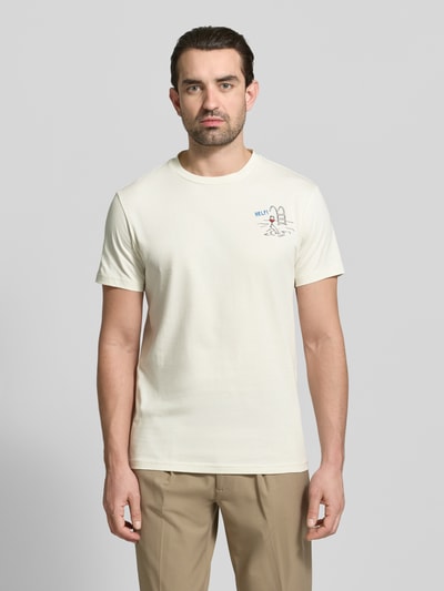 Männermodel trägt T-Shirt mit Motiv-Print und Rundhalsausschnitt von Manuel Ritz, reine Baumwolle, Regular Fit, Ganzkörperansicht von vorne