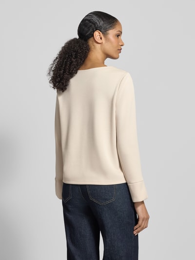 Frauenmodel trägt Regular Fit Sweatshirt mit Kontrastnähten von s.Oliver BLACK LABEL, Optik: Unifarben, Modal-Mix, Ganzkörperansicht Rückansicht.