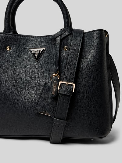 Productfoto, dames handtas met label-applicatie model 'ECO MERIDIAN II' van Guess, zwart, structuurleer, goudkleurige details, context: hoofdvak met ritssluiting, draaghengsel, schouderriem van 106 cm, maten 33x23x11 cm
