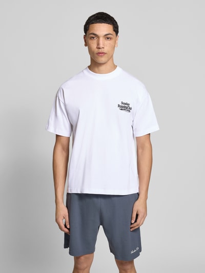 Männermodel trägt Regular Fit T-Shirt mit Logo-Stitching von ANOTHER COTTON LAB aus Reine Baumwolle in Weiß, Ganzkörperansicht von vorne.