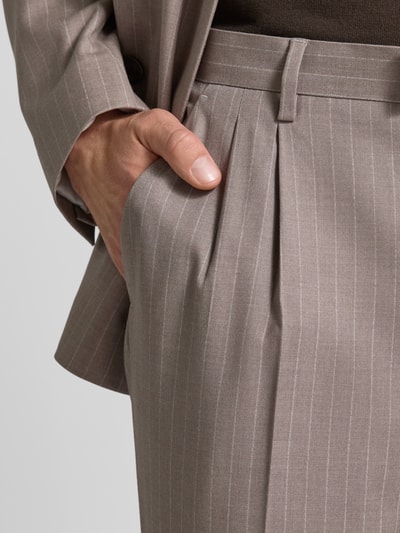 Männermodel trägt Anzughose mit Bügelfalten von MCNEAL, Regular Fit, Allover-Look, Detailaufnahme der Vorderseite