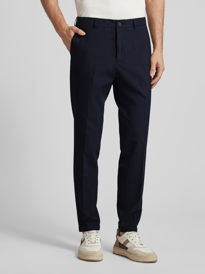 Männermodel trägt Regular Fit Stoffhose mit Viskose-Anteil Modell 'Liam' von Matinique, Dunkelblau, Elastischer-Material-Mix, Nahaufnahme Unterkörper, Ganzkörperansicht von vorne, Bundweite 42 cm, Innenbeinlänge 80 cm.