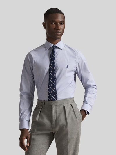 Männermodel trägt Slim Fit Businesshemd aus reiner Baumwolle von Polo Ralph Lauren, unifarben, Kentkragen, Logo-Stitching, Ganzkörperansicht von vorne.