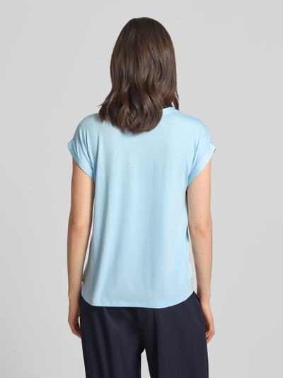 Kobiece modelka nosi damski t-shirt z mieszanki wiskozy i elastanu, luźny krój, model 'ELLETTE' od Vila, okrągły dekolt, długość tyłu w rozmiarze 36: 57 cm, jasnoniebieski kolor, widok całej sylwetki od tyłu.