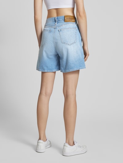 Calvin Klein Jeans Szorty jeansowe o kroju mom fit z 5 kieszeniami i detalem z logo Jasnoniebieski 5