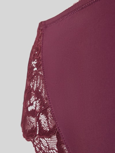 Produktfoto, Slip mit Spitzenbesatz von DORINA, bordeauxrot, glatte Oberfläche, seitlich florale Spitze, Material-Mix mit Stretch-Anteil