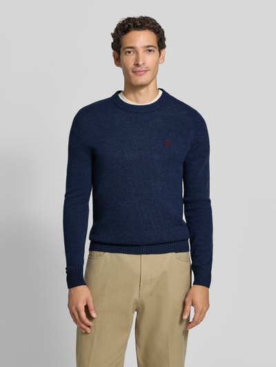 Männermodel trägt Slim Fit Strickpullover aus reiner Wolle mit Label-Stitching von MCNEAL, dunkelblau, Struktur gerippt, Ganzkörperansicht von vorne. Rückenlänge 66 cm, Ärmellänge 69 cm, gerippte Abschlüsse.
