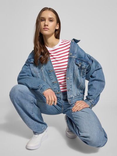 Frauenmodel trägt T-Shirt in Ripp-Optik mit Label-Stitching von Levi's®, weiß-rot gestreift, Baumwoll-Mix, Slim Fit, Ganzkörperansicht von vorne.