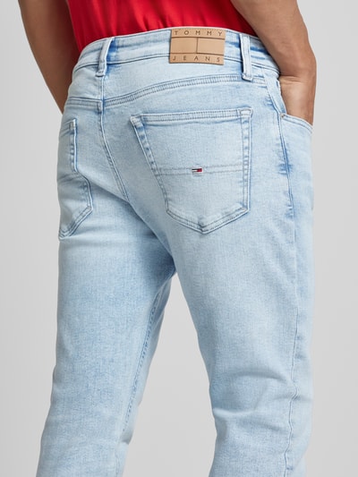 Tommy Jeans Jeansy o kroju slim tapered fit z 5 kieszeniami model ‘AUSTIN’ Jasnoniebieski 3