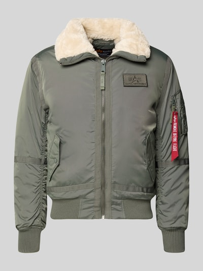 Produktfoto, olivgrüne Bomberjacke mit Label-Patch und Kentkragen aus Teddyfell, Reißverschluss und Ärmel-Label-Patch, Bomberjacke mit Label-Patch und Kentkragen von Alpha Industries, Regular Fit, gerippte Abschlüsse, Eingrifftaschen mit Druckknopfverschluss, Reißverschlusstasche am Ärmel