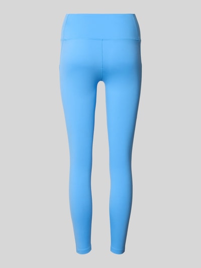 Frauenmodel trägt Leggings mit Logo und elastischem Bund von NIKE TRAINING, blauer Material-Mix mit Stretch-Anteil, körpernahe Passform, Ganzkörperansicht Rückansicht.