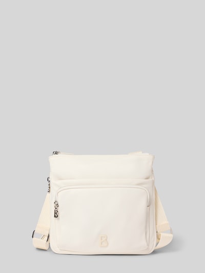 Produktfoto, cremefarbene Handtasche mit Label-Detail Modell 'verbier play 1.0 serena' von BOGNER, Hauptfach mit Reißverschluss, verstellbarer Schulterriemen, Breite 25 cm, Länge 25 cm, Tiefe 4 cm, Riemenlänge 105 cm, weiche Struktur.