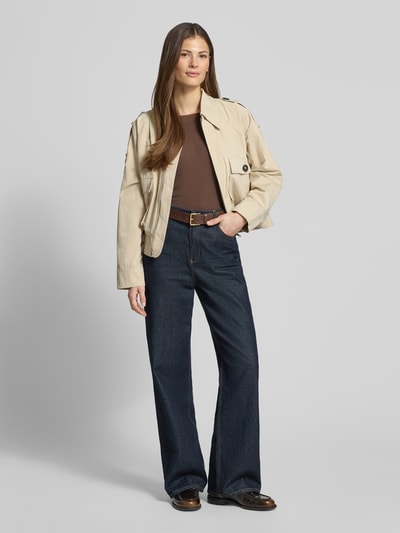 Frauenmodel trägt Longsleeve aus Viskose-Mix mit Kaschmir-Anteil von ZABAIONE in Braun, körpernaher Schnitt, U-Boot-Ausschnitt, semitransparent, Ganzkörperansicht von vorne. Damen Longsleeve, Rückenlänge bei Größe S: 54 cm.
