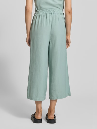 Frauenmodel trägt Culotte aus Viskose-Mix mit Leinen-Anteil Modell 'PRISILLA' von Vila, Loose-Fit, elastischer Bund, Eingrifftaschen, Ganzkörperansicht Rückansicht.