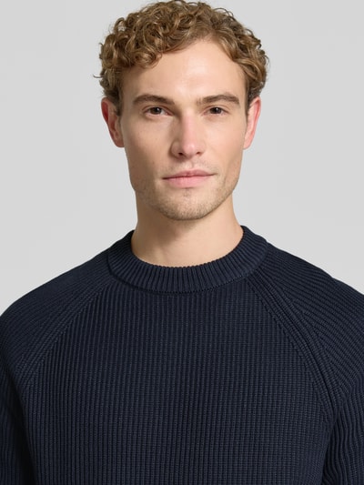 Männermodel trägt donkerblau Regular fit pullover uit puur katoen Model 'Hellson' van Matinique met tricotlook, detailopname bovenlichaam. Heren, Ruglengte bij maat M 75 cm, mouwlengte bij maat M 88 cm.
