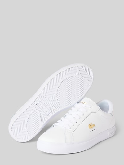 Produktfoto, Low Top Sneaker aus echtem Leder Modell 'POWERCOURT' von Lacoste, efekt: jednolity kolor, zaokrąglony nosek, płaska podeszwa, aplikacja z logo, nadruk z logo, metalowe logo, wiązanie, profilowana podeszwa, wykończenie materiału: skóra gładka, materiał: naturalna skóra