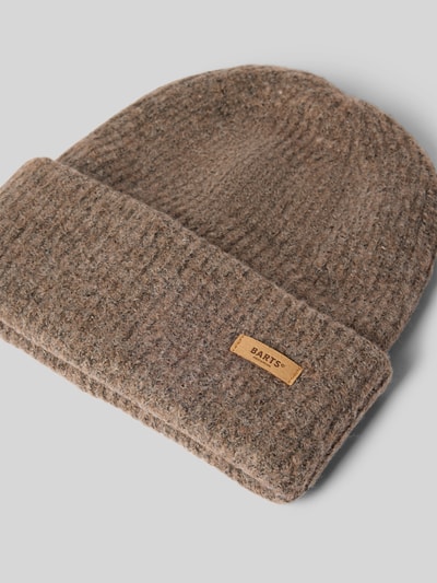 Produktfoto, braune, grob gestrickte Beanie mit Label-Patch Modell 'Witzia Beanie' von Barts, Damen Mütze, melierte Textur, Einzelaufnahme