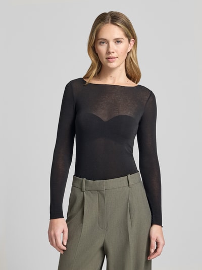 Frauenmodel trägt Longsleeve aus Viskose-Mix mit Kaschmir-Anteil von ZABAIONE, schwarz, semitransparent, körpernah, U-Boot-Ausschnitt, Nahaufnahme Oberkörper