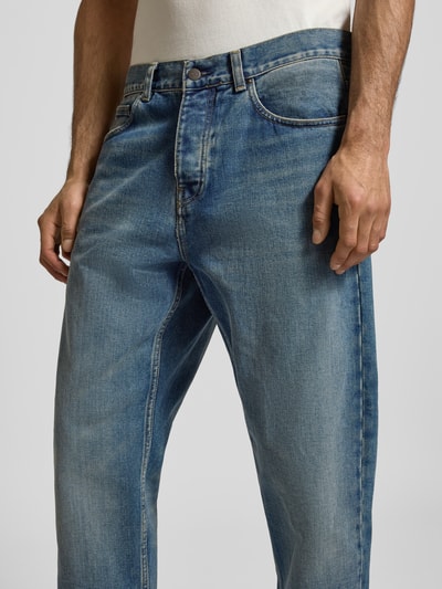 Męski model nosi Straight Fit Jeans mit 5-Pocket-Design od Carhartt Work In Progress, bawełna, niebieski, widok z przodu, zbliżenie na biodra.