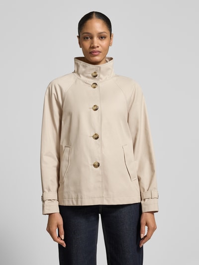Frauenmodel trägt Jacke mit Stehkragen und Ärmelriegeln von Fuchs Schmitt in Beige, Regular Fit, Eingrifftaschen, Knopfleiste, Ganzkörperansicht von vorne