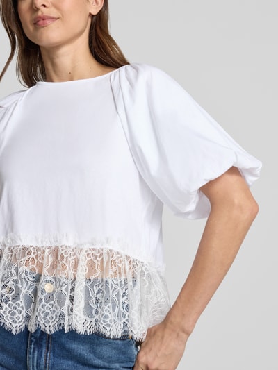 Frauenmodel trägt T-Shirt mit Spitze und Ballonärmeln von Rich & Royal in Weiß aus Baumwolle, Straight Fit, Nahaufnahme Oberkörper