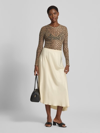 Kobiece model prezentuje bluzkę z długim rękawem o kroju slim fit z okrągłym dekoltem model 'LOVA' od VERO MODA, wzór w panterkę, jasna spódnica, przód, Ganzkörperansicht von vorne