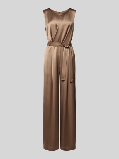 Produktfoto, Shaped Fit Jumpsuit mit Taillengürtel zum Binden von s.Oliver BLACK LABEL aus braunem Satin, unifarben, U-Boot-Ausschnitt, ärmellos.