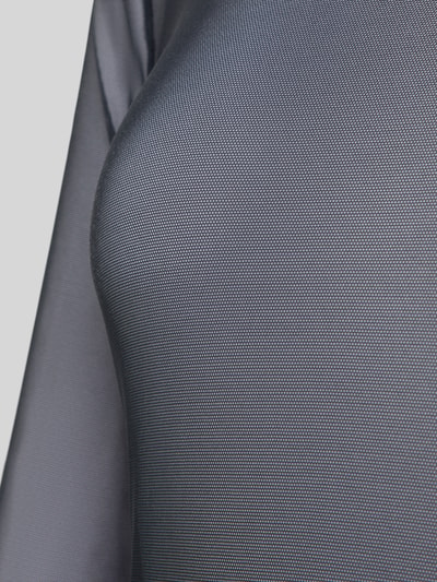 Frauenmodel trägt Longsleeve mit Stretch-Anteil Modell 'Smooth Illusion' von Hanro, semitransparent, feine Struktur, Nahaufnahme Oberkörper.