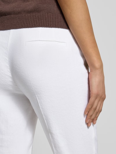 Frauenmodel trägt Leinenhose mit Baumwoll-Anteil von Cambio, Straight Fit, Leinen-Baumwoll-Mix, weiße Struktur, Nahaufnahme Rückansicht.